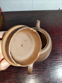 吴德盛款紫砂壶。功夫茶壶。素颜磨砂手感。非常舒适。有一点边磕碰。没有用过。完好品