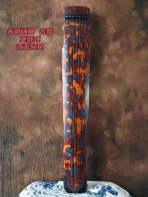 【天风环佩】古琴 亚颚式 古玉轸足 漆色断纹：面底皆八宝灰古漆，通身发蛇腹及流水断纹。　　琴材配件：桐木面板，梓木底板，金徽，琴轸、雁足、岳山、承露、冠角、龙龈、龈托等皆紫檀木所制。 其造型唯美独特，在琴的两侧呈对称波浪曲线，充满浪漫色彩，给人以无限遐想。p
