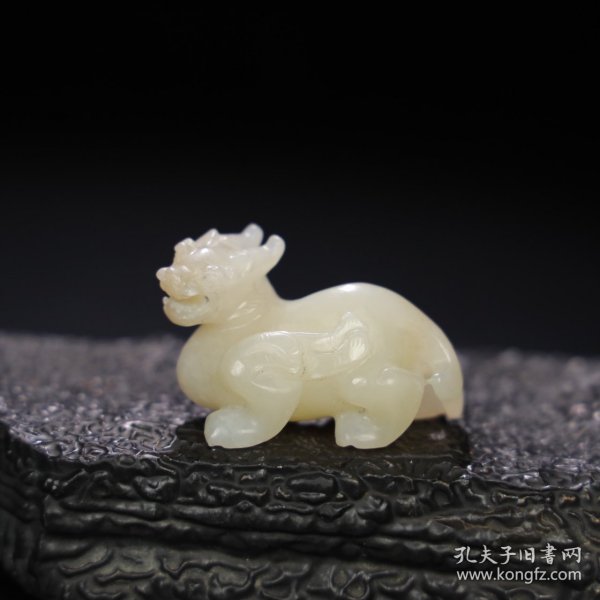 旧藏 和田玉瑞兽，玉质细腻油润，包浆老道，，尺寸 长 4.8厘米，高 3厘米，宽 2.5厘米，重 40.3克