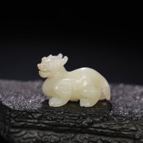 旧藏 和田玉瑞兽，玉质细腻油润，包浆老道，，尺寸 长 4.8厘米，高 3厘米，宽 2.5厘米，重 40.3克