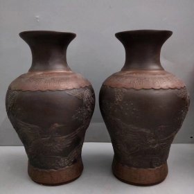 紫砂花瓶一对，做工美观，，纯手工雕刻，包浆厚重，磨损自然，刻刀力度深邃，刻画形象细腻逼真，品相完整，成色如图。