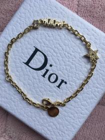 国际名牌 迪奥手链 Dior 可以调节大小 镀金镶嵌钻石 这是店主过生日朋友送的，她送的东西应该怎么都不会低于1000的，预计在2000—3000的样子，直接送钱多好。