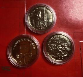 公元一九九七年七月一日香港回归中国纪念，24K镀金纪念章，一盒三枚，做工精细品质上乘，红色植绒盒包装，具有极高的收藏价值