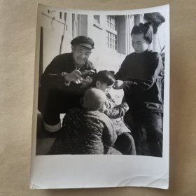 新华社记者王旭东摄黑白照片第6389号1960年《社员假日生活片段》【21】