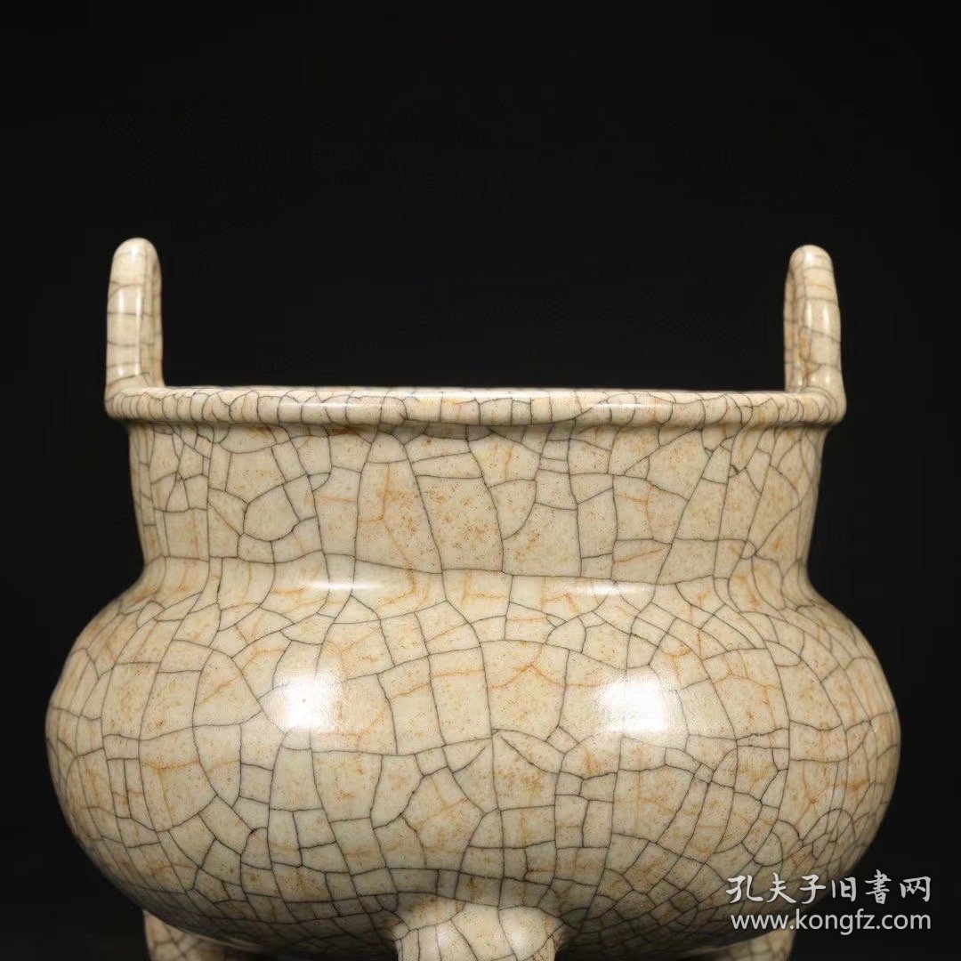 北宋 哥窑米黄釉宫廷御用三足鼎式炉“寿成殿，皇后阁” 尺寸：高16公分 口径13公分 直径14公分
