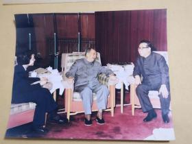毛主席接见金日成彩色照片         大幅彩色照片，时间为1975年4月18日，尺寸:300*250毫米，98品）