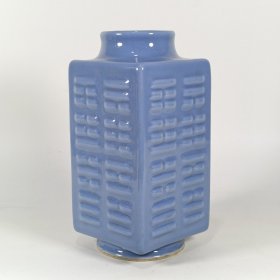 清乾隆年制蓝釉纹宗式瓶    尺寸高21.3厘米长宽10厘米全品