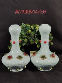 旧藏 大清乾隆年制回流单色釉蒜头瓶一对，釉色一流，品相完整