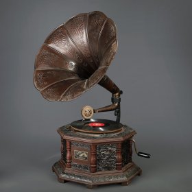 国外回流铜喇叭手摇式留声机一台，宽40厘米，高78厘米，喇叭口径48厘米 品相佳 收藏佳品