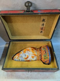 和田玉摆件、底座银鎏金镶嵌、大漆盒、雕刻精美、玉质莹润剔透、品相如图、保存完好