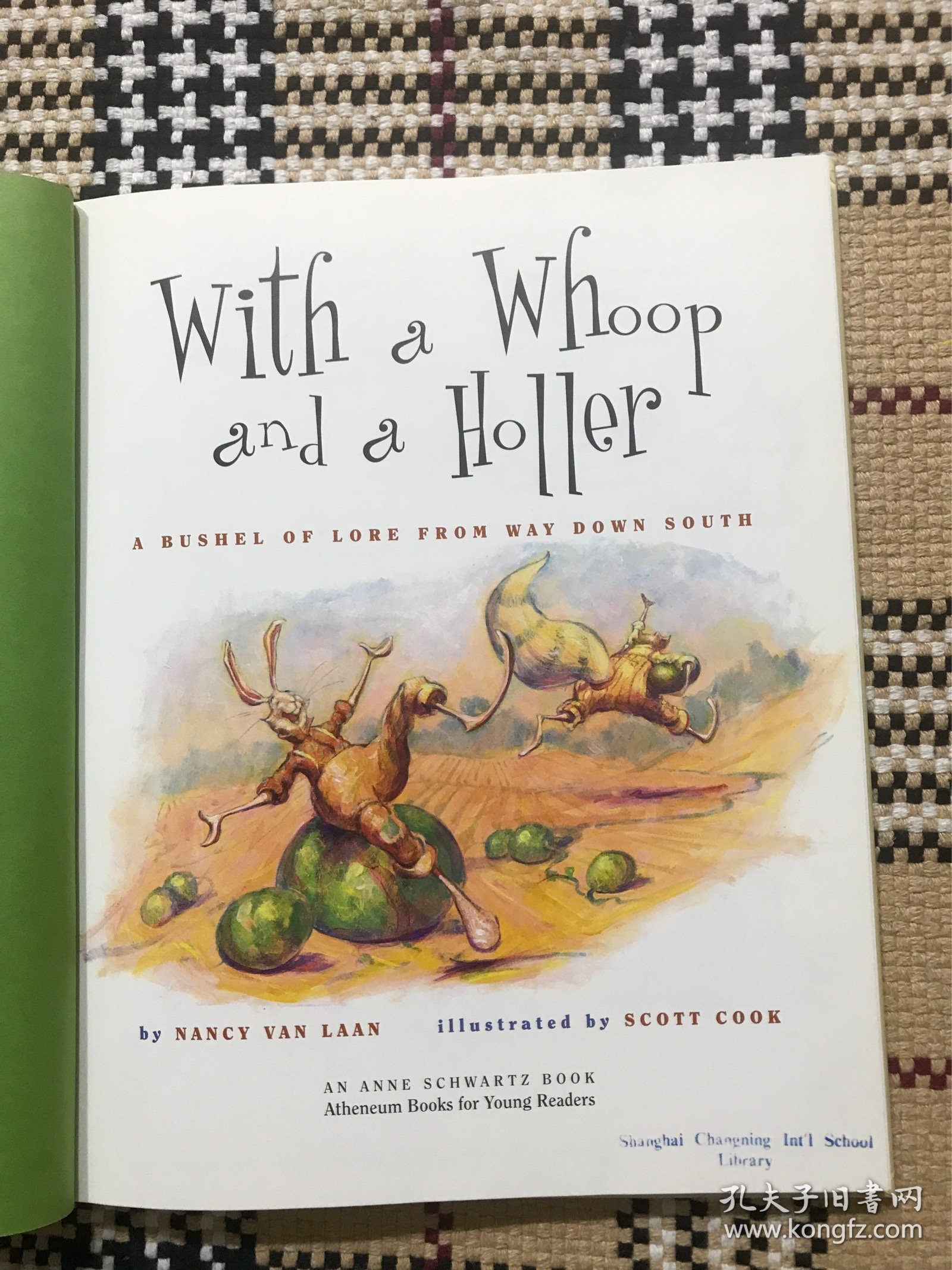 【英文】【儿童绘本】With a Whoop and a Holler（精装本）品相自鉴