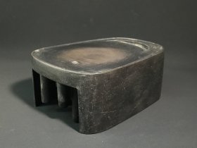 旧藏 风字形抄手端砚，石料厚实完美，质地温润，砚面弯月池简约典雅，线条流畅，砚背天然石眼丰富，呈圆柱状，一眼一柱，工艺独特，砚侧铭文工整，包浆浑厚，款：袁枚。收藏赏用珍品。 尺寸：17/12.8/7.2cm。重2.03公斤。