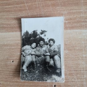 老照片 志愿军战士在野外的三人合影（中间应该是军官穿着缴获得美军高筒皮靴）