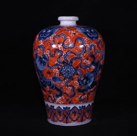 大明宣德年制矾红青花狮子滚绣球纹梅瓶，高29×19厘米