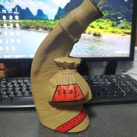 百年酒鬼酒瓶，少见牛角形。【不是湘泉酒鬼酒】完好无损。具体请看图。