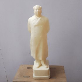 毛主席塑料像摆件（高约40cm，直底长宽约10㎝，稍有残如图，按图发货，介意勿拍）