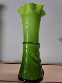 八十年代的绿色琉璃花瓶