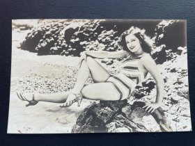 国欧美影星美女泳装银盐照片。长13.5厘米，宽8.5厘米