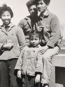 60年代美女忻月宝等手抄红宝书佩戴毛主席像章河边合影照片小孩佩戴超大毛主席像章(忻月宝相*册，忻月宝，1946年出生，上海市东南中学毕业，后来可能是知青支边，成为云南省建工局机修厂铣工)