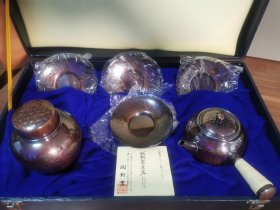 【精品】开新堂纯铜茶具套，日本购回，一只横手急须茶壶，一只茶筒，五只茶托，未使用品带原箱。 横手茶壶：口径6，肚径10厘米，高度9.0厘米，重量221.5克，容约400毫升。 茶筒：口径5.5肚径10.0厘米，高度12.5厘米，重量278克。 茶托：直径11.1厘米，高度1.8厘米，重量475克。 全新未使用，有原装盒子，自用送人都可以，看好拍不讲价不退换不包邮。