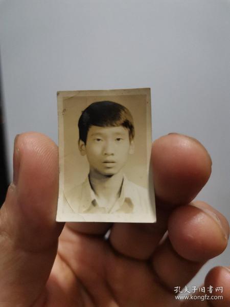 一张80年代黑白老照片： 男生登记照