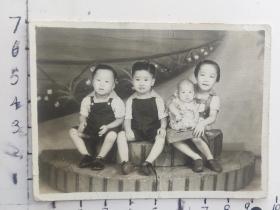 民国时期四小孩合影厚实照片