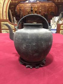 清代纯铜茶壶一件，用料厚实，做工精致，包浆好，壶身直径约18厘米，最宽处约24厘米，高16.5厘米，重1200克，品如图，680包邮。