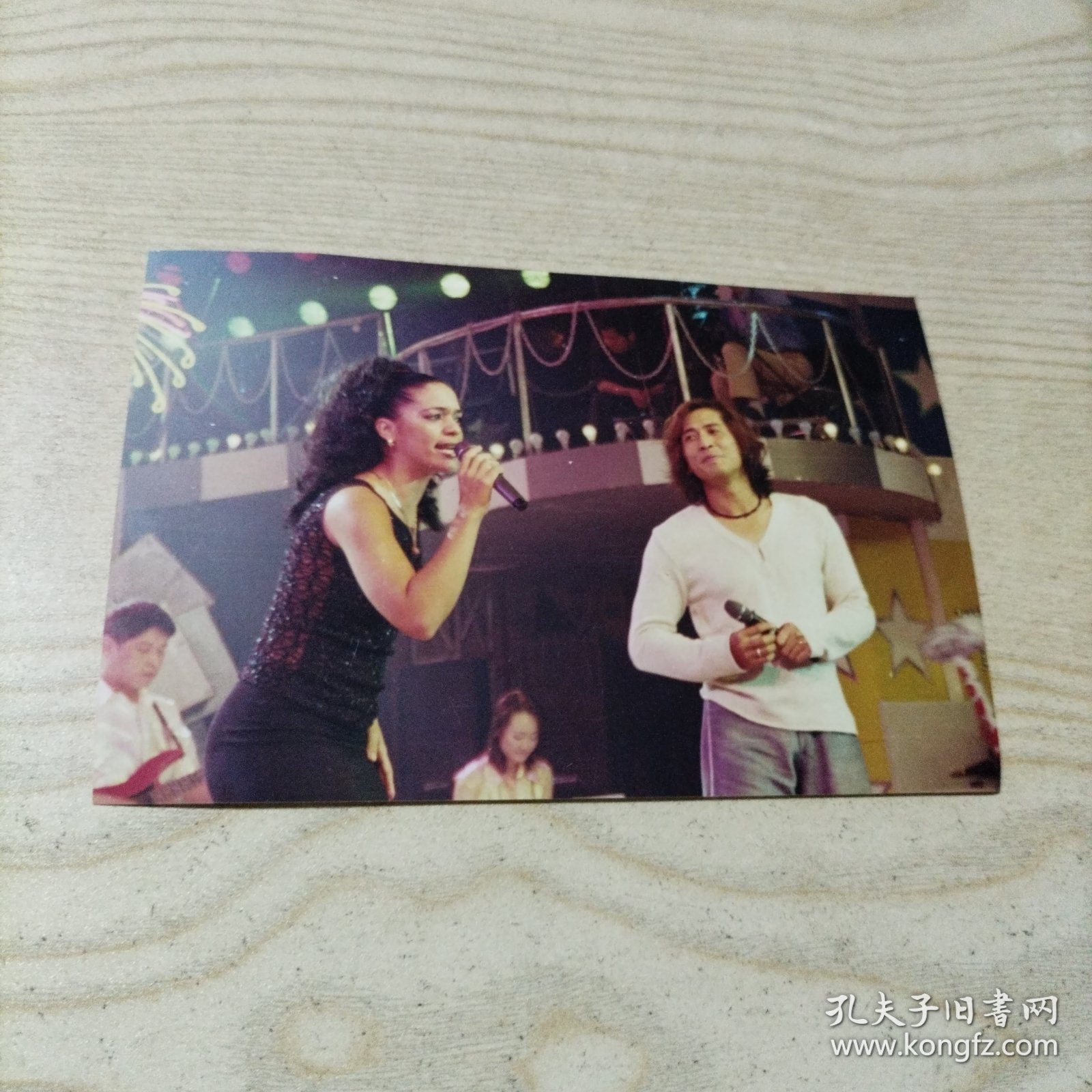 彩色照片齐秦和女歌手（24年10月14上纸类）