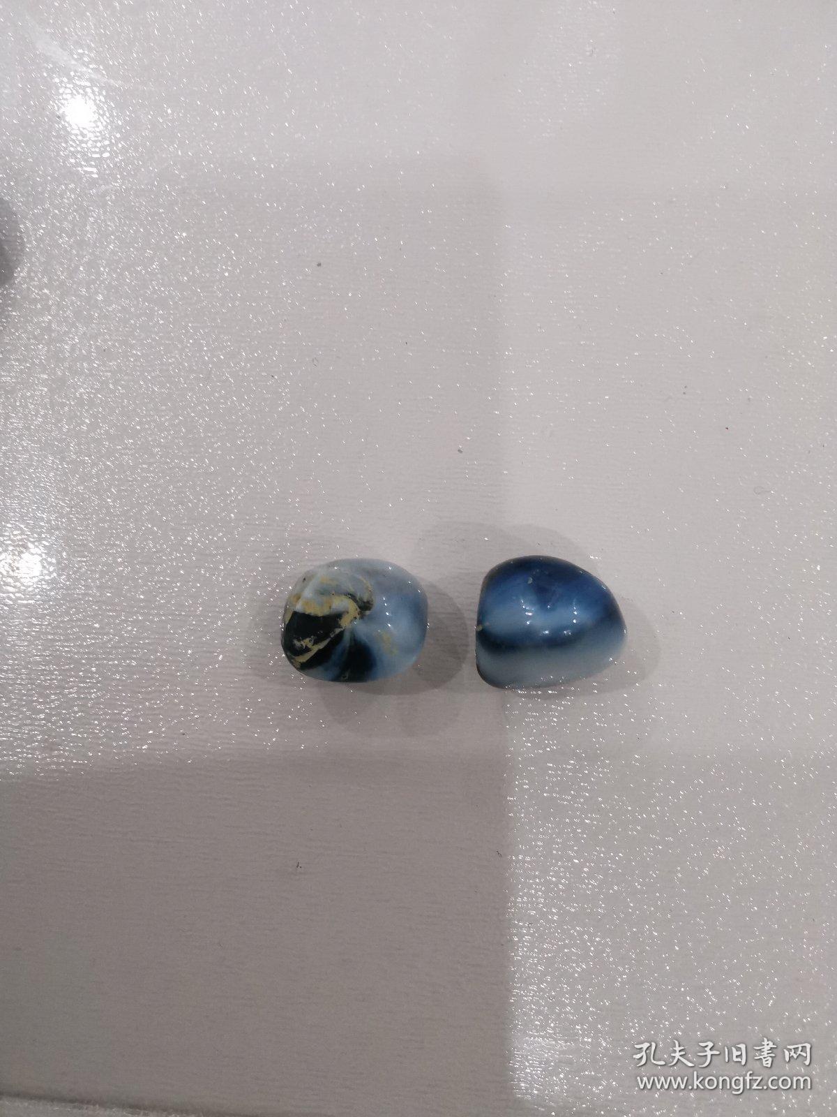 老琉璃珠10颗：有4颗深蓝渐变，有2颗蓝白相间，有4颗为琥珀色，呈自然状，绝非树脂保真，若假，白送。
