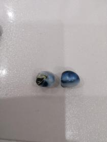 老琉璃珠10颗：有4颗深蓝渐变，有2颗蓝白相间，有4颗为琥珀色，呈自然状，绝非树脂保真，若假，白送。