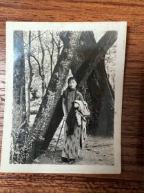 美女老照片9张，在烟雨楼前 ，公园里等