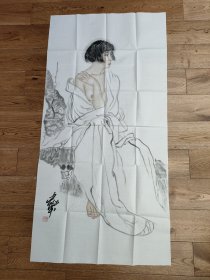 何家英，1957年3月出生于天津，毕业于天津美术学院绘画系并留校任教。曾任第九、十、十一届全国政协委员。现任中国美术家协会副主席，中国艺术研究院博士生导师，当代工笔画协会副会长，天津美术学院何家英工笔画研究所所长，天津画院名誉院长，天津美术馆名誉馆长等。软片尺寸:136x68(cm)，大拍原作带画集。(J21141#)