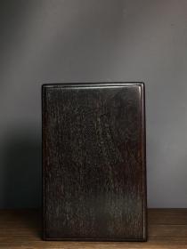 紫光檀盒子
长16厘米，宽11厘米，高6.5厘米，重460克