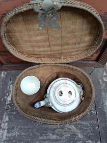 晚清民国藤篇茶壶提篮
铜配件齐全，工艺精细，皮壳老旧，宜会所，民俗馆展示收藏。不包含茶壶茶杯。