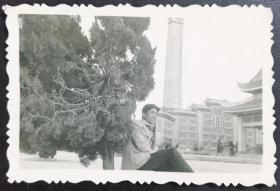 老照片，时期，厦门鳌园集美解放纪念碑留影