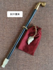 老烟袋。
檀木杆 铜锅 玉嘴，玉挂件，全品，正常使用……tlg