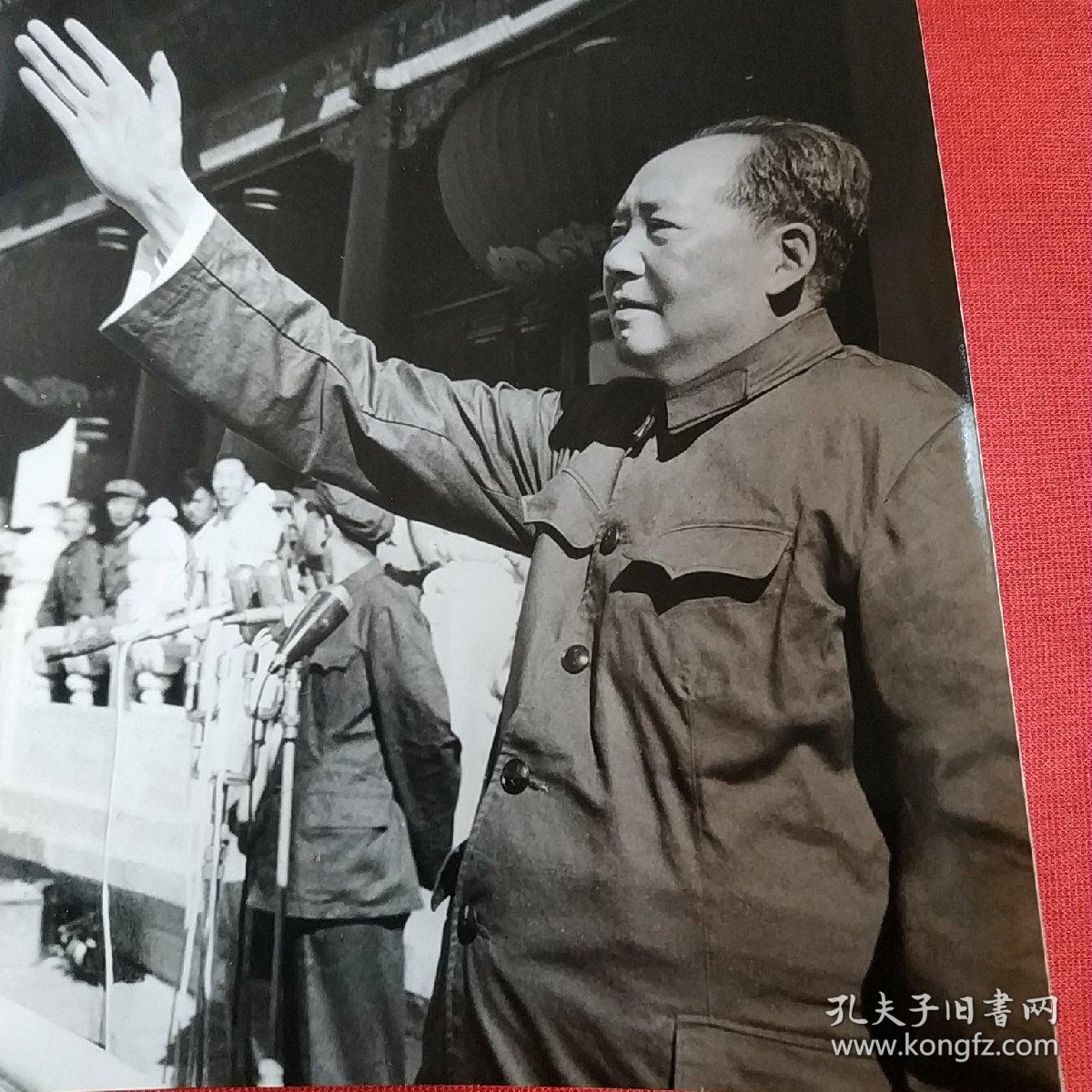 毛主席挥手照片
