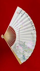 【喻慧】精品书画扇子一把，带精美扇袋，一面是国画《不知相逢处，却知为谁开》，另一面是书法《和气致祥》，