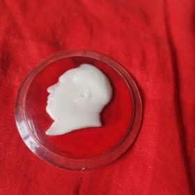 毛主席塑料带夜光像章，直径5.35厘米，品相8.5品，议价勿扰。