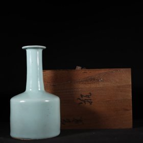 旧藏宋代官窑粉青釉纸缒瓶