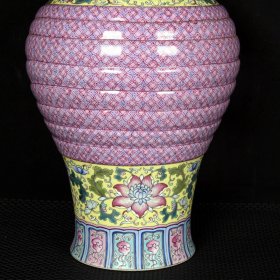 清乾隆黄地珐琅彩描金缠枝花纹包袱瓶 高35.5厘米 直径21厘米