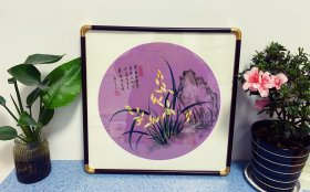 雅致，兰草，室雅何须大，花香蝶自来，小写意画法，特别适合茶室和书房，卧室悬挂，室雅兰香之意，山东省美协丁晓老师的真人真迹纯手绘作品，本人承诺假一赔万，终身保真，支持第三方鉴定。老师的兰草整个构图非常漂亮，画的很灵动，惟妙惟肖，写意画就是要看整个构图。尺寸：50×50公分，三尺斗方，家里客厅，卧室，书房，茶室，玄关，办公室都可悬挂！朋友结婚，家有喜事，乔迁新居送礼再好不过了！带印尼白木纯实木框发货。