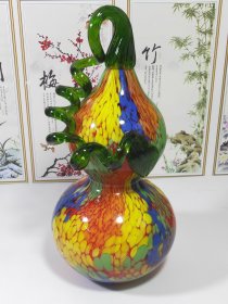 博山手工多彩琉璃招财葫芦摆件(21080) 规格：320/150mm 重量：2120g 博山琉璃是一种玲珑剔透、极具匠心的工艺品，制作工艺复杂，需要经过高温烧制和反复塑形等14道工序，每件作品都需要工匠们具备娴熟高超的操作技巧。随着时代的发展，制作工艺不断改进，作品栩栩如生，色彩夺目，令人爱不释手。博山琉璃的传承和创新使得这一千年来的工艺品在时光中熠熠生辉。