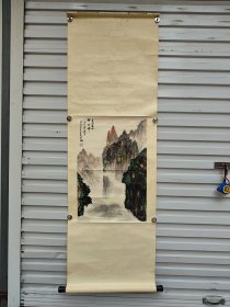 沈福文（1906.2—2000）福建诏安人。西南美专教授兼实用美术系主任，四川美术学院工艺美术系主任，四川美术学院院长、名誉院长、顾问、中国美术协会顾问、中国美术家协会常务理事、中国工艺美术学会理事、美协四川分会副主席，四川工艺美术学会理事长。中国工艺美术大师评审委员。
