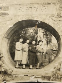 民国苏州风景老照片时髦美女老照片苏州虎丘合影(衣服，发型，鞋子很有特色)
