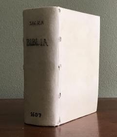 1607年，威尼斯武加大版《圣经》。拉丁文，木刻边框、红黑套印标题页，248幅顶级古典木刻插图，双列文字，木刻人物背景首大字母，高质全羊皮外封，16.5x20.5cm，品相极佳。