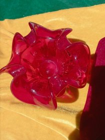 80年代初，出口创汇产品：玻璃工艺美术品（红色玻璃花篮造型烟缸）花瓣造型直径：15厘米；高：8厘米.【文房笔筒，烟缸、笔洗、....类】