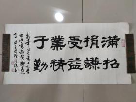 孙信德，浙江奉化人。现为中国书法家协会会员，深圳市档案馆共和国老将军书画专馆副馆长，上海百老书画院执行院长、上海海上书画院名誉书法顾问。书法一幅