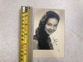 约五六十年代香港著名女影星演员 丁皓亲笔签名黑白银盐老照片 (尺寸 ; 14*8.8cm) 该照片背面盖有沙龙摄影九龙加连威老道46号蓝色印章