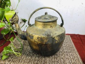 小几十年的老铜壶一把！造型好看，挺厚实的，重三斤左右！一线收货 就是脏点，没有别的毛病！